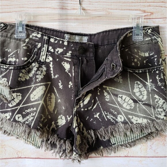 Free People Frayed Distressed Printed 5-Pocket Shorts Size 29 Daisy Dukes - Picture 4 of 9